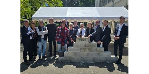 la-pose-symbolique-de-la-premiere-pierre-a-reuni-elus-et-membre-de-l-association-des-itep-de-l-ardeche-1716053693